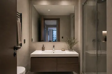 Plain made-to-measure mirror in an apartment bathroom