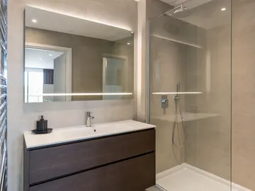 Made-to-measure bathroom mirror in an apartment development